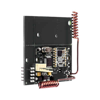 Placa eletrónica preta com antenas de espiral de cobre e componentes eletrónicos