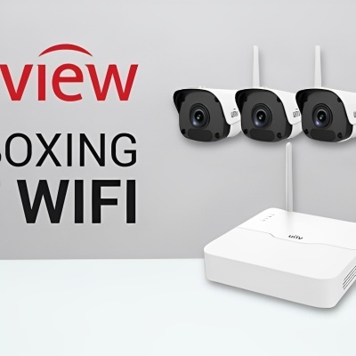 Conjunto de câmaras de vigilância WiFi branco e preto com dispositivo e texto de fundo