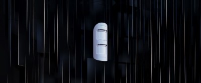 Sensor de movimento branco montado numa superfície preta