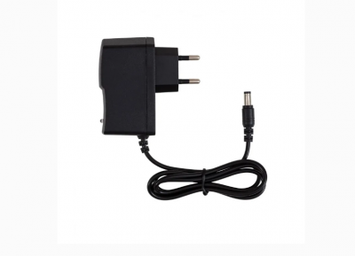 Adaptador de corrente elétrica preto com ficha de dois pinos e cabo enrolado