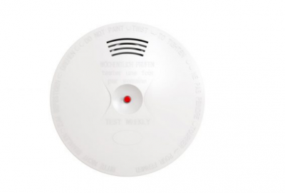 Detector de fumo branco redondo com detalhe vermelho e texto impresso