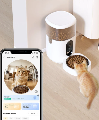 Dispensador automático de ração para gatos com gato e smartphone mostrando app de monitorização