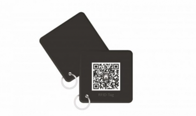 Dois cartões pretos quadrados com código QR e argolas metálicas