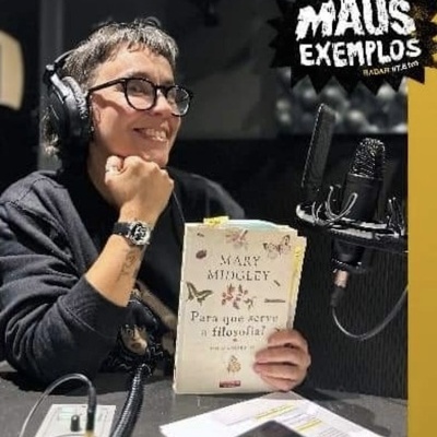 A História Mais Pequena Do Mundo na Radar, pela mão da filósofa Joana Rita Sousa. Pessoa com auscultadores segura livro Mary Midgley 'Para que serve a filosofia?' junto a microfone