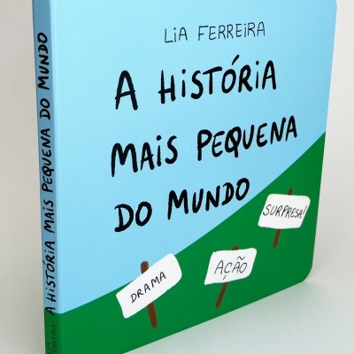Livro infantil azul e verde com título e placas com palavras em português