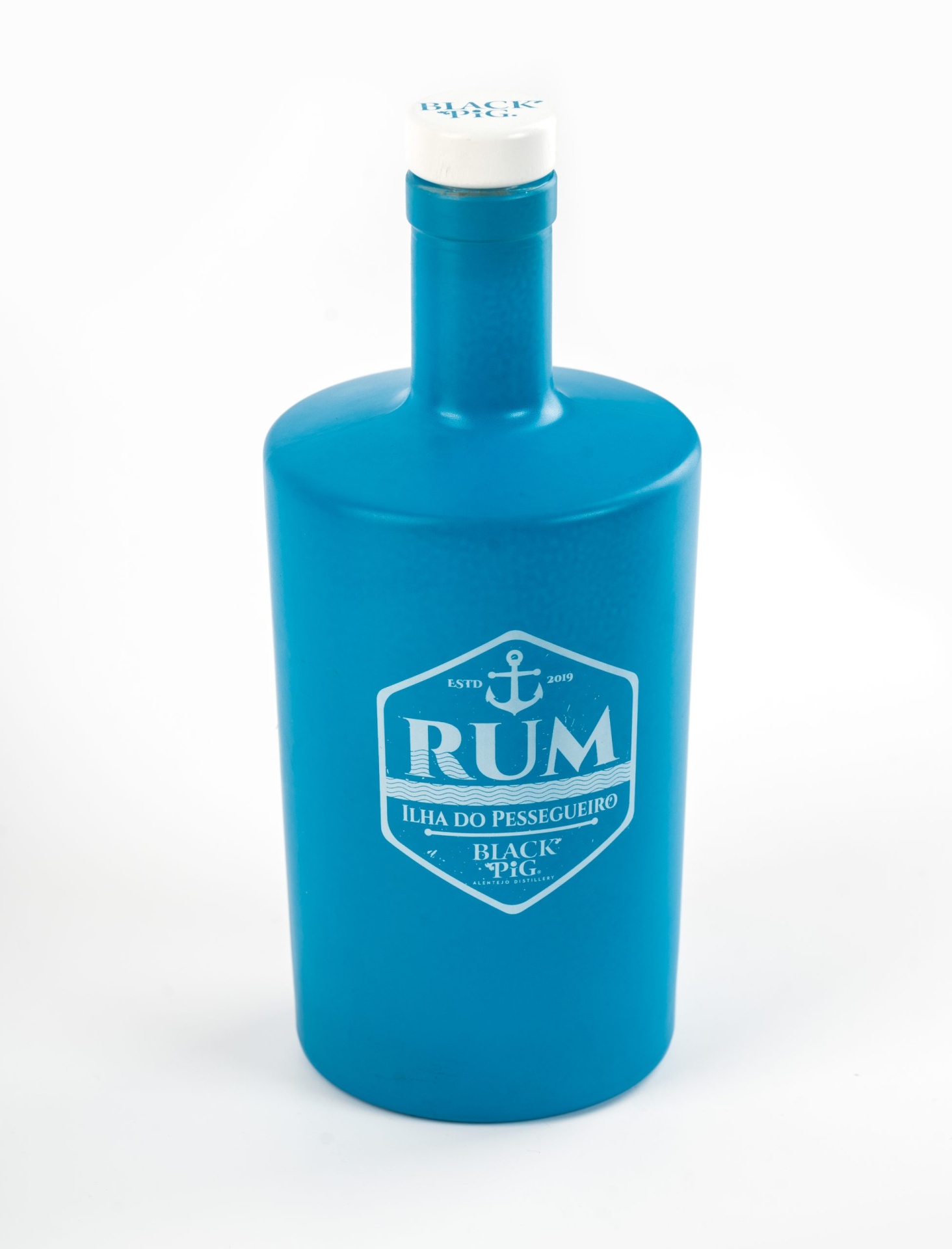 Rum Ilha do Pessegueiro Garrafa azul de rum Ilha do Pessegueiro Black Pig com tampa branca