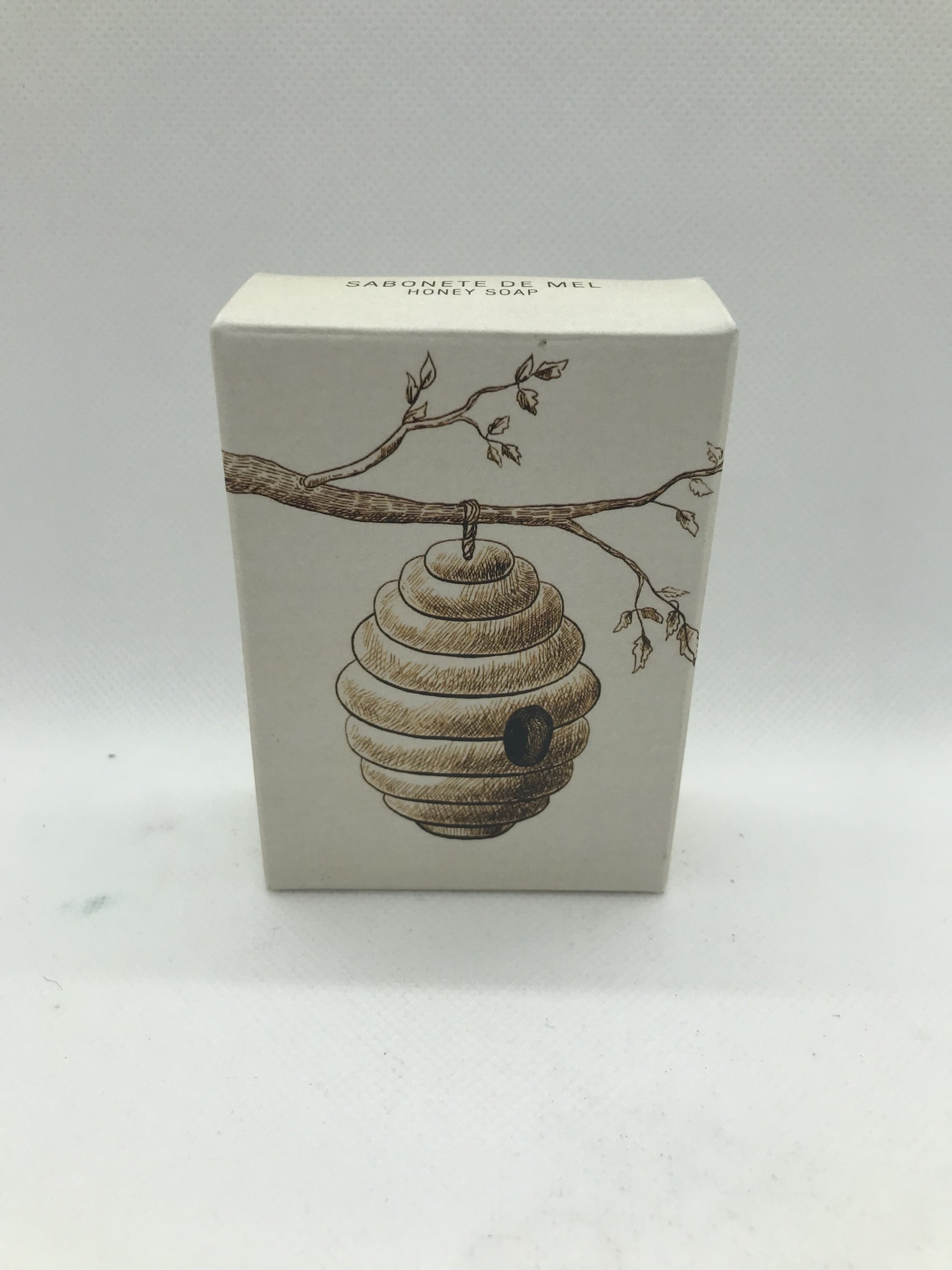 Bee Soap - Sabonete de mel e cera de abelha Caixa bege com desenho de colmeia pendurada num ramo
