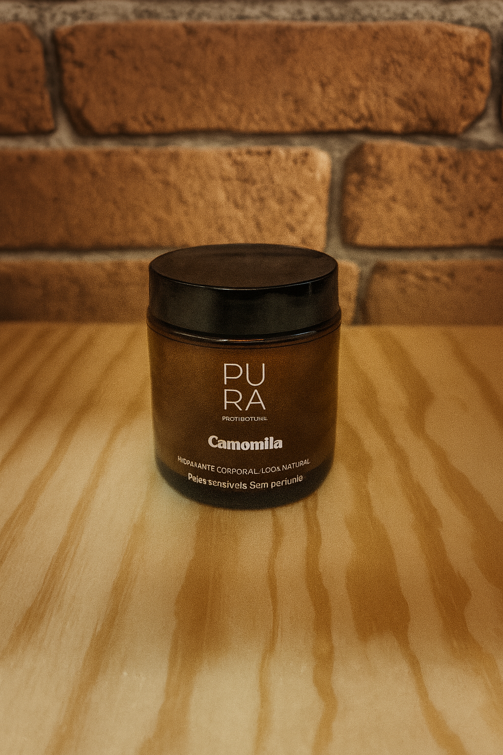 Hidratante Corporal Camomila - Peles Sensíveis Frasco castanho de creme com tampa preta sobre madeira, fundo de tijolos