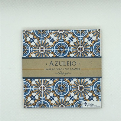 Azulejo decorativo com padrão tradicional em azul, branco e bege para apoio de copos.