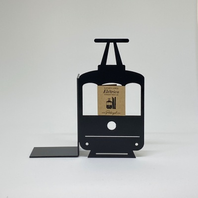 Suporte livro metálico preto em forma de elétrico com etiqueta castanha