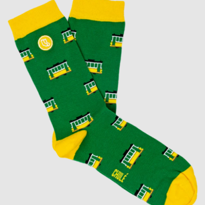 Meias verdes com detalhes amarelos e padrão de elétricos