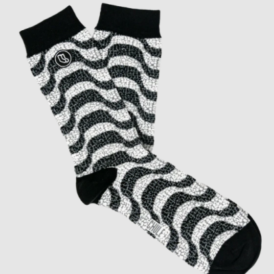 Meias pretas e brancas com padrão ondulado e detalhes de malha.