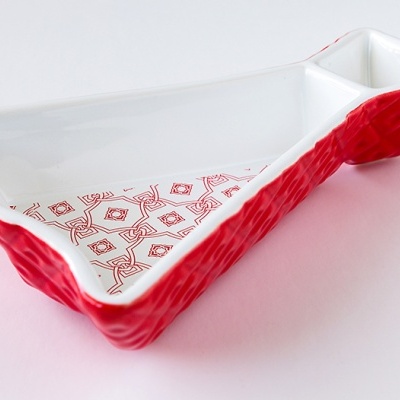 Travessa cerâmica retangular branca e vermelha com padrão geométrico