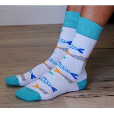 Meias compridas brancas com padrão de peixes coloridos e partes em azul-turquesa