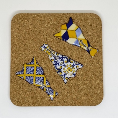 Conjunto de três imãs de peixe com padrões azulejo portugueses em cortiça quadrada