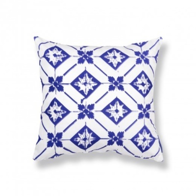 Almofada branca com padrão geométrico azul