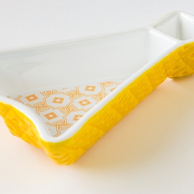 Recipiente cerâmico retangular amarelo com padrão geométrico no interior