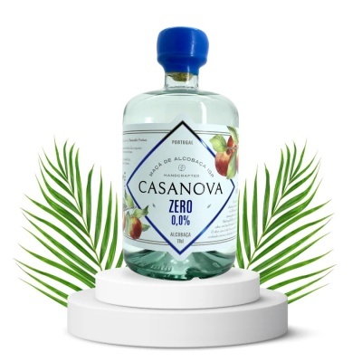 Garrafa de bebida Cassanova Zero 0,0% com tampa azul sobre pedestal branco e folhas verdes