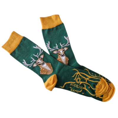 Meias verdes e amarelas com desenho de veado e texto RODILHA GAMO.