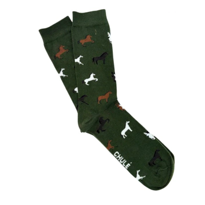 Meias verdes com padrão de cavalos e texto CHULÉ