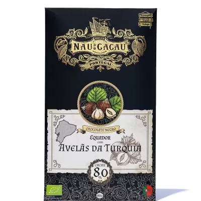 Barra de chocolate negro Nau Cacau com avelãs da Turquia em embalagem preta elegante