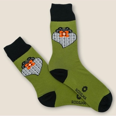 Meias verdes com detalhes pretos e padrão de coração com flor laranja