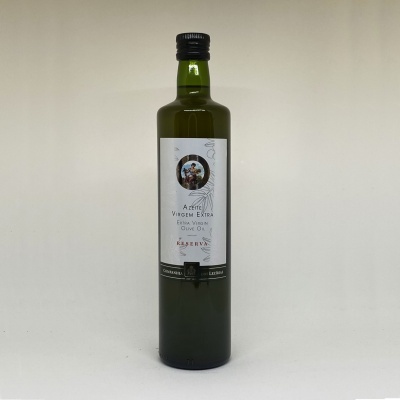 Garrafa verde de azeite virgem extra com rótulo branco e tampa preta