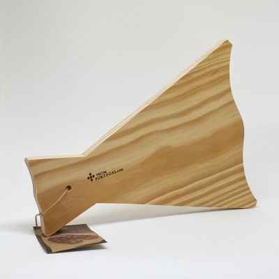 Tábua triangular de madeira clara com padrão natural e marca FROM PORTUGAL
