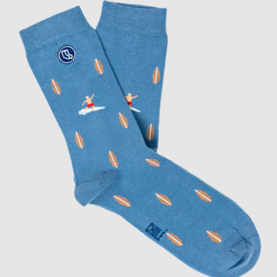 Meias azuis com desenhos de bolas de rugby e jogadores sobre fundo branco