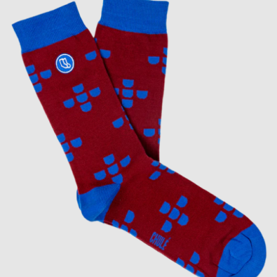 Meias vermelhas com padrões azuis e logótipo branco