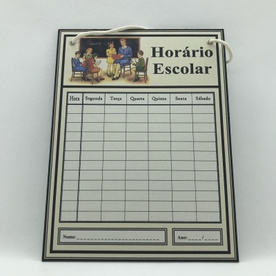 Quadro de horário escolar em material rígido com tabela para preenchimento e ilustração de professora e crianças.