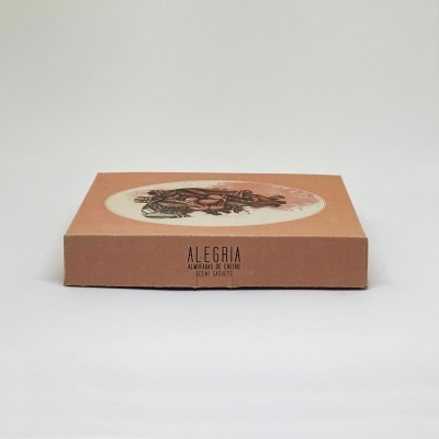 Embalagem castanha de almofadas de cheiro com ilustração floral e texto ALEGRIA