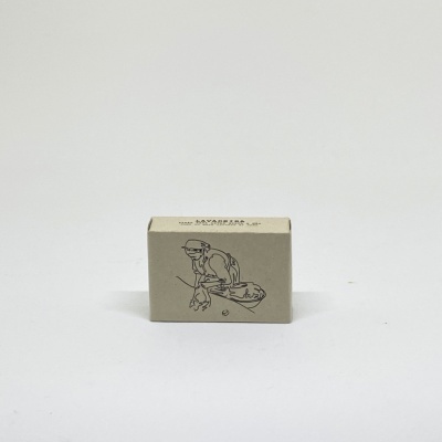 Caixa pequena bege com ilustração de homem e texto MORRARAO 1-20