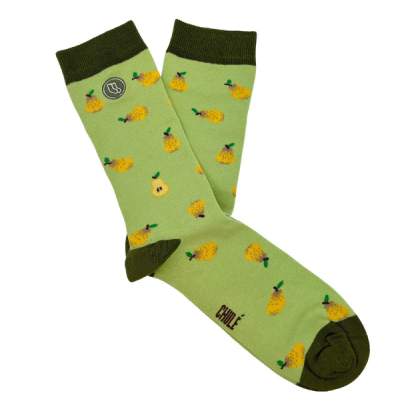 Meias verdes com padrão de pêras amarelas e detalhes verdes escuros.
