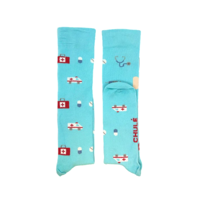 meias azuis com padrão médico e texto CHULÉ