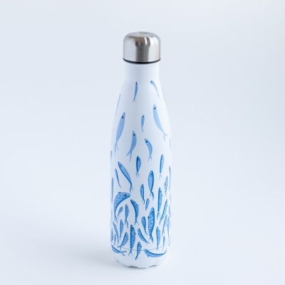 Garrafa térmica branca com peixes azuis e tampa metálica