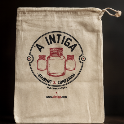 Saco de pano bege com estampa de frascos e texto A INTIGA Gourmet & Companhia.