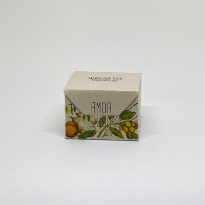 Caixa pequena de papel com design floral e texto AMOR LUSO
