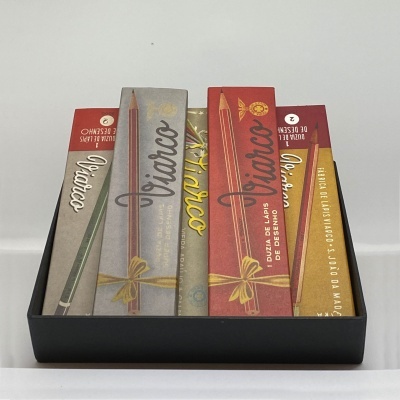 Caixas de lápis de cor Viarco organizadas em embalagem preta