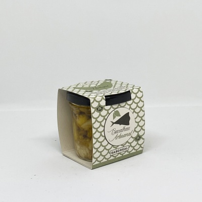 Frasco de vidro com conserva em caixa de papel com padrão de escamas e texto Bacalhau Artesanal SABOREAL