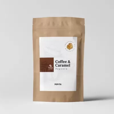 Embalagem castanha com etiqueta branca de café e caramelo