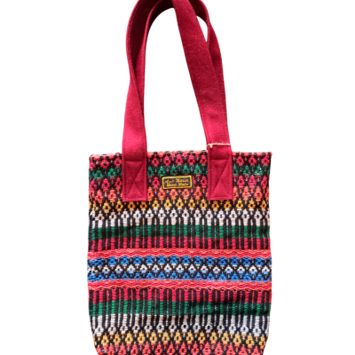 Mala colorida de tecido com padrão geométrico e alças vermelhas