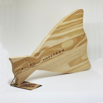 tábua de madeira clara em forma de cauda de peixe com padrão natural de veios e cordão de fixação