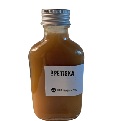 Frasco pequeno de vidro com líquido laranja claro e rótulo branco com texto OPETISKA