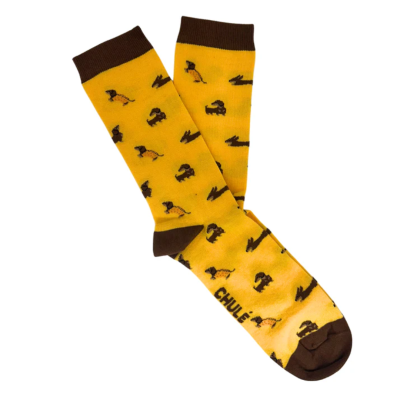 Meias amarelas com padrões de cães castanhos e detalhes castanhos.