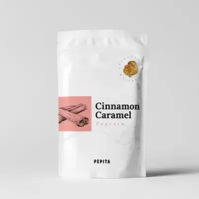 Embalagem branca de pipocas sabor caramelo e canela com etiqueta rosa