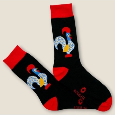 Meias pretas com detalhes vermelhos e estampa de galo colorido