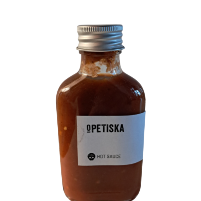 Garrafa pequena de molho picante com etiqueta branca