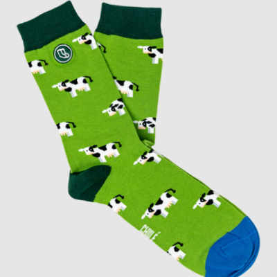 Par de meias verdes com vacas e biqueira azul