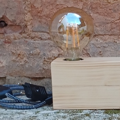 Candeeiro de mesa com base de madeira e lâmpada com filamento